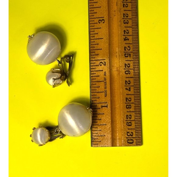 Lot of Two Pair Of Vintage Circular Dangle Drop Beaded Clip Earrings Very Cool! - Picture 5 of 8